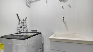 A compact room with a washing machine and a sink. - Oslo 703 in Medell n (Medellín)