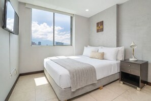 3 bedrooms - 14th Floor 3BR apt City Views and Rooftop Jacuzzi (Medellín)