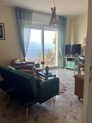 TV, books - The Balcony on the Garda chic apartment 130 sqm. Elegant residence overlooking the lake. (Pai)