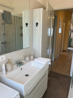 Shower, hair dryer, bidet, towels - The Balcony on the Garda chic apartment 130 sqm. Elegant residence overlooking the lake. (Pai)