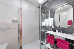 Shower, hair dryer, towels