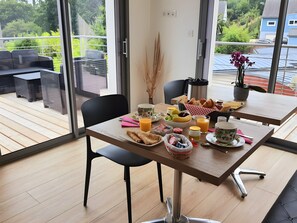 Dining - Maison Holen Guest Room – Melen Room with Sea View, Shared Terrace & Wi-Fi (Plougonvelin)