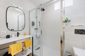 Douche, sèche-cheveux, serviettes fournies