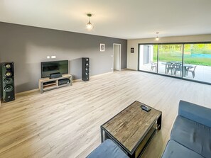 Living area - Relaxation & Serenity in Coulounieix-Chamiers – House with Pool and Spa (Coulounieix-Chamiers)