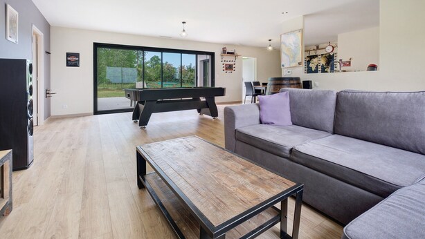 A modern living room with a pool table, a sofa, and a coffee table. - Relaxation & Serenity in Coulounieix-Chamiers – House with Pool and Spa (Coulounieix-Chamiers)