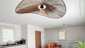 Um espaço de estar moderno com sala de jantar, cozinha e área de estar.