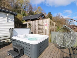 Outdoor spa tub - The Bothy (Leek)