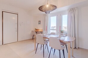 Dining - Beautiful and bright apartment with a spacious terrace, tastefully furnished and perfect for three people. Located just meters from the Carducci metro station, the accommodation is also close to the hospital area (CTO, Molinette, Cellini), Valentino Park (Turin)
