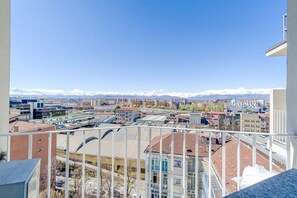 Property grounds - Beautiful and bright apartment with a spacious terrace, tastefully furnished and perfect for three people. Located just meters from the Carducci metro station, the accommodation is also close to the hospital area (CTO, Molinette, Cellini), Valentino Park (Turin)