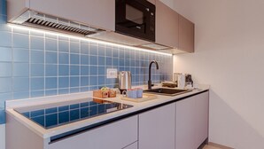 Una cucina moderna con piano cottura integrato, forno a microonde e lavello.
