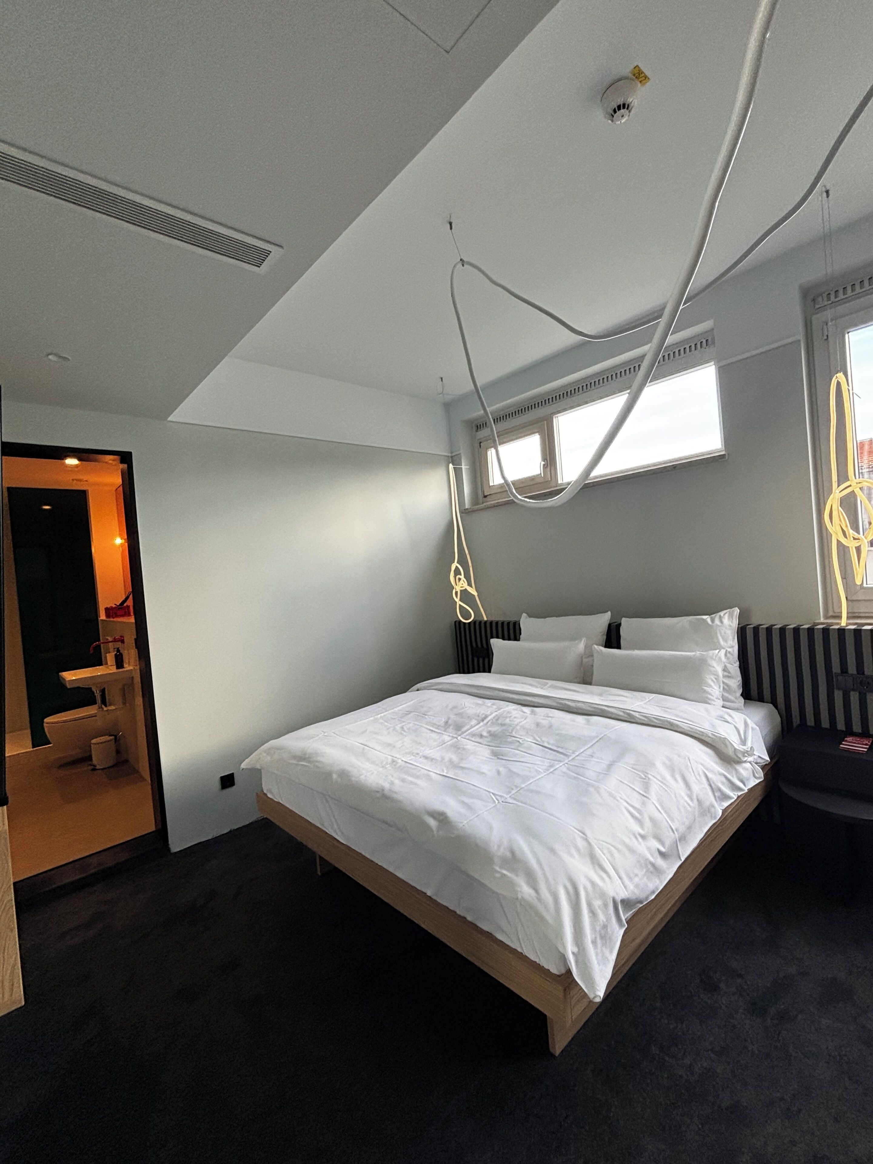 Executive studio | Een bureau, een laptopwerkplek, gratis wifi