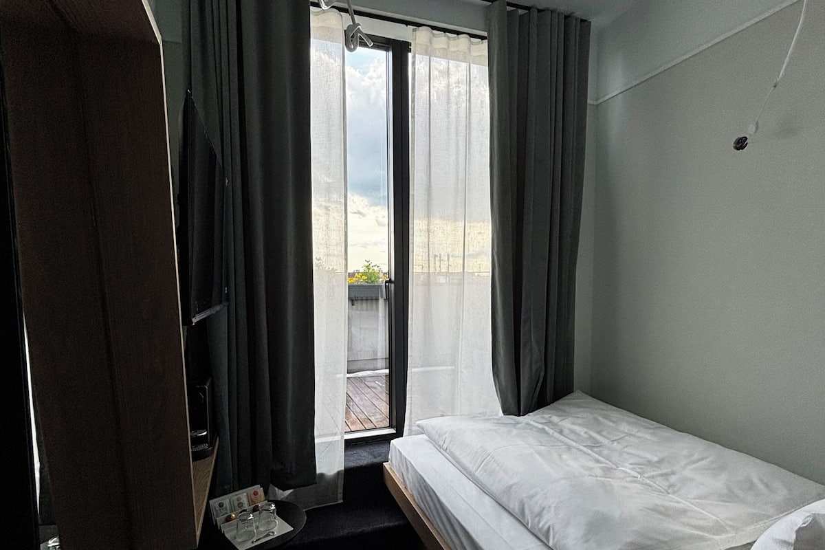 Premium Single Room | Desk, laptop workspace, free WiFi