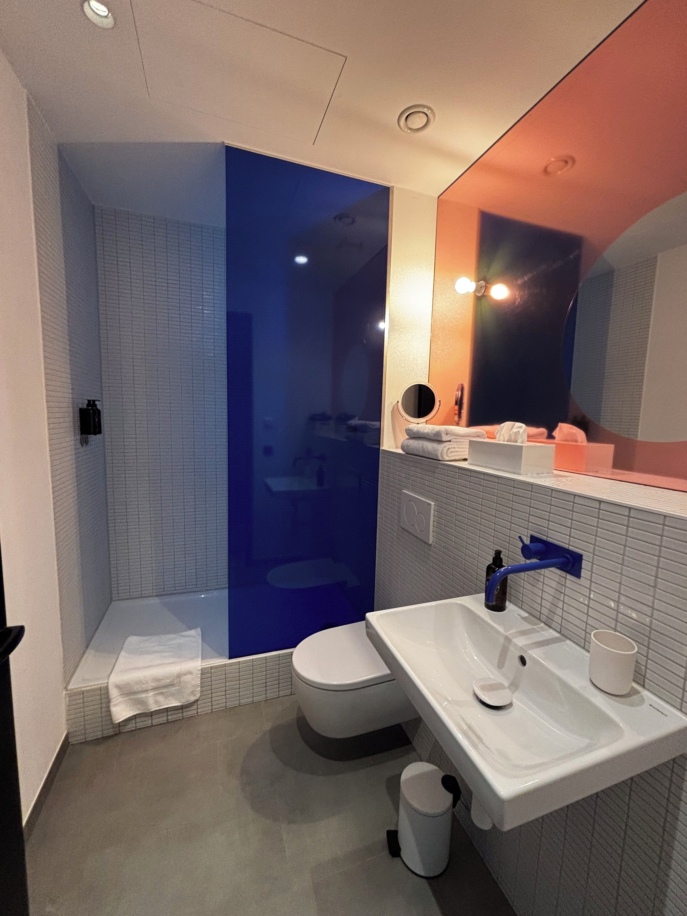 Executive-Studio | Badezimmer | Dusche, Haartrockner, Handtücher, Seife