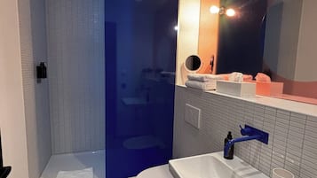 Executive-Studio | Badezimmer | Dusche, Haartrockner, Handtücher, Seife
