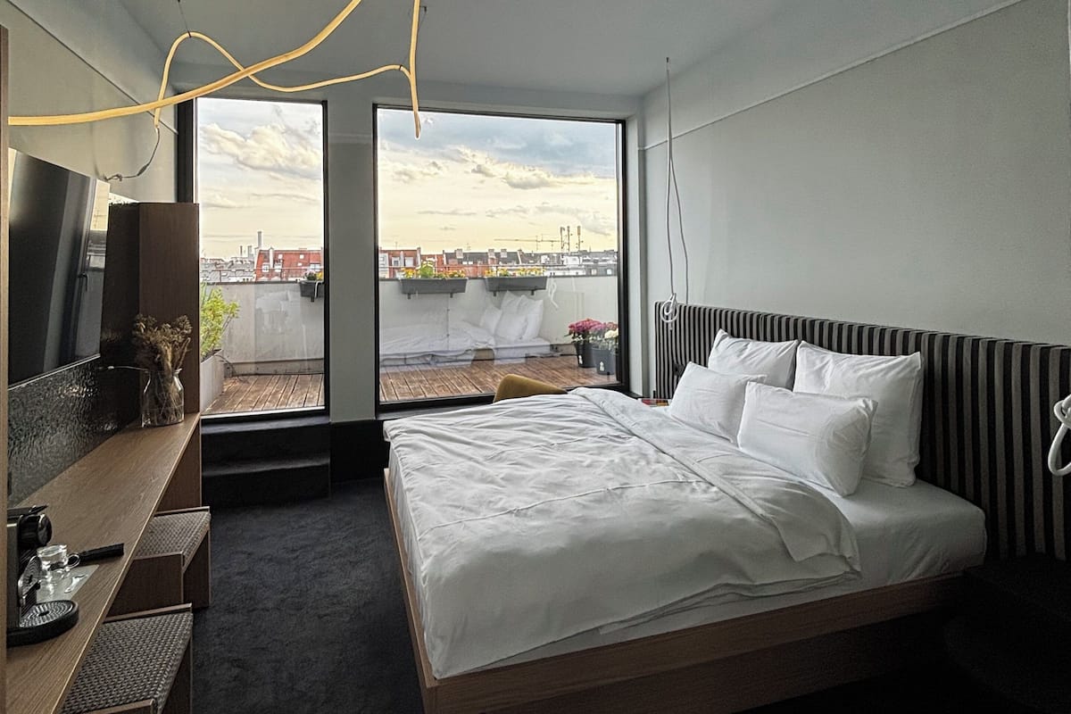 Premium Penthouse | Desk, laptop workspace, free WiFi