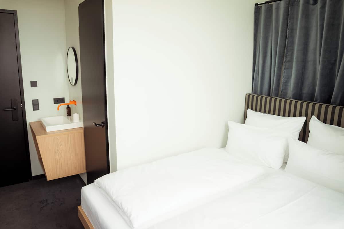Quarto casal premium | Escrivaninha, espaço de trabalho para notebook, Wi-Fi de cortesia