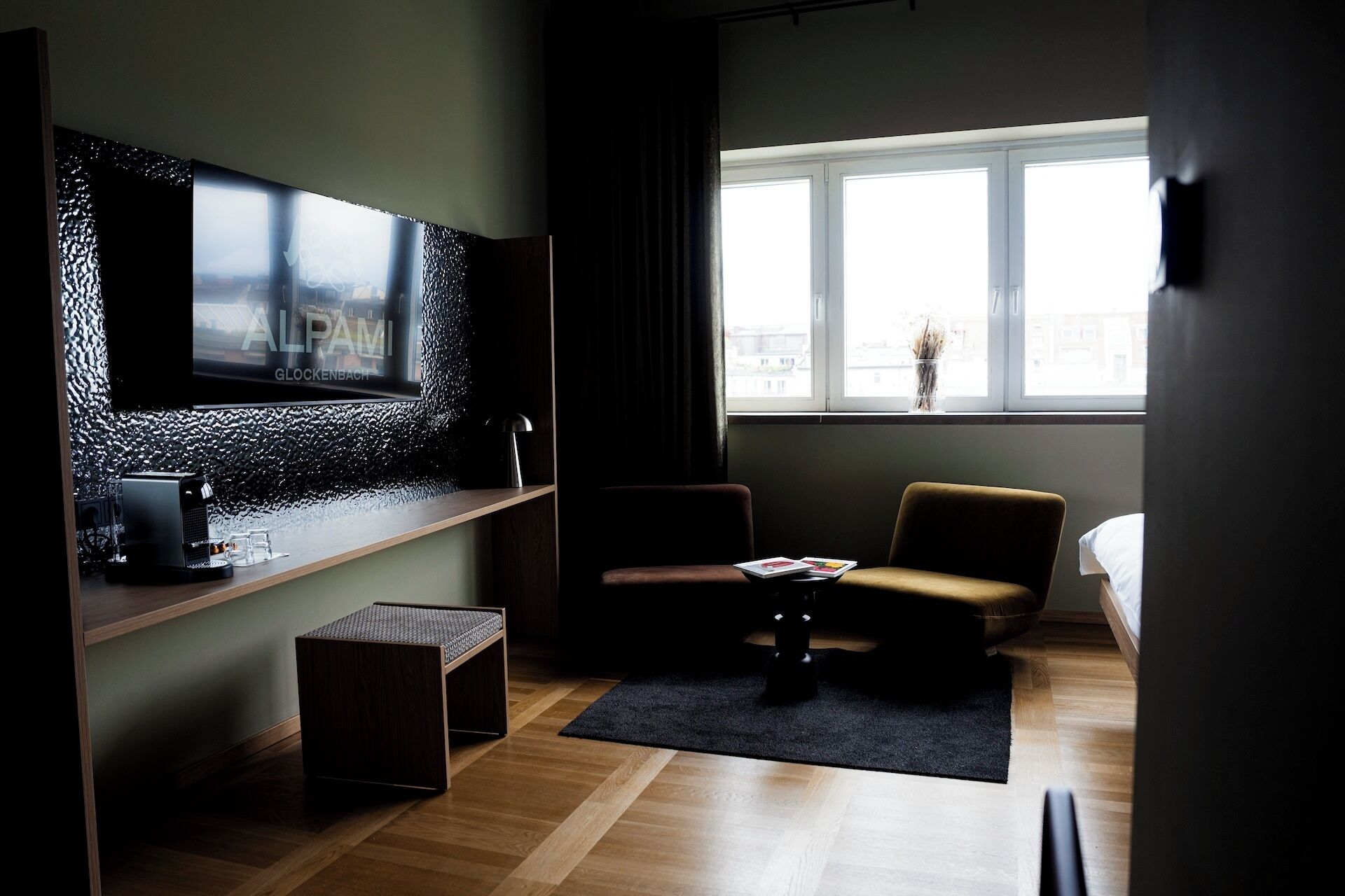 Deluxe-Studio | Schreibtisch, laptopgeeigneter Arbeitsplatz, kostenloses WLAN