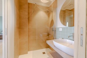 Shower, bidet - This large studio apartment is ideally located for exploring Turin, with easy access to the subway, allowing you to reach the city center in just a few minutes and the lively San Salvario neighborhood in even less time. Just steps from Parco del Po, the  (Turin)