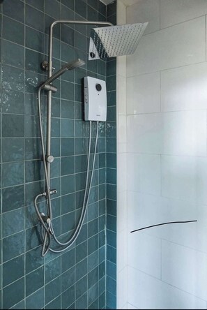 Shower, hair dryer, towels, shampoo - Leela Garden Resort LuView (Tambon Ban Tai)