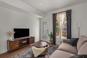 Living area - Luxurious Bay View Craftsman with Hot Tub Oasis (Milwaukee)