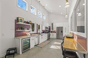 Private kitchen - Luxurious Bay View Craftsman with Hot Tub Oasis (Milwaukee)