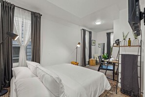 Room - Luxurious Bay View Craftsman with Hot Tub Oasis (Milwaukee)