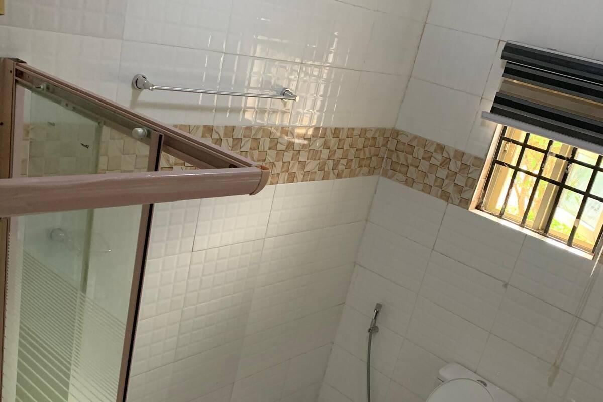 Ein Badezimmer mit Duschkabine, Toilette und Waschbecken.