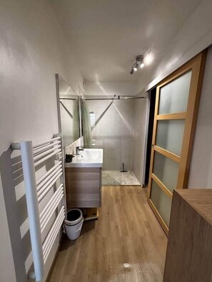 Shower, hair dryer, towels, soap - Le Jardin d'Allori – Charming one-bedroom flat with terrace (Aix-en-Provence)