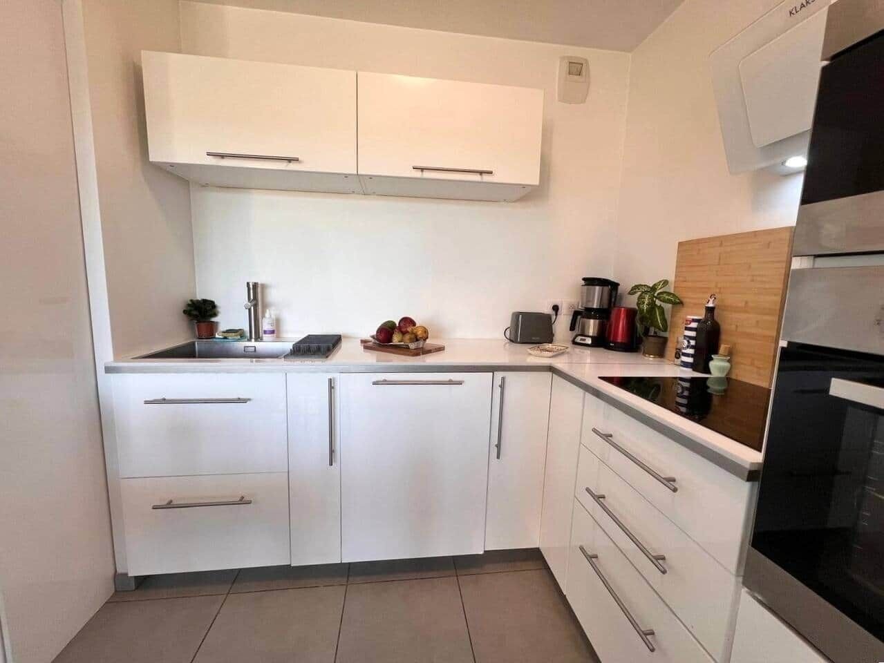 Cafetera y tetera, refrigerador, microondas y horno 