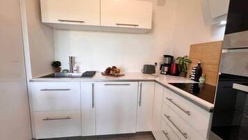 Cafetera y tetera, refrigerador, microondas y horno