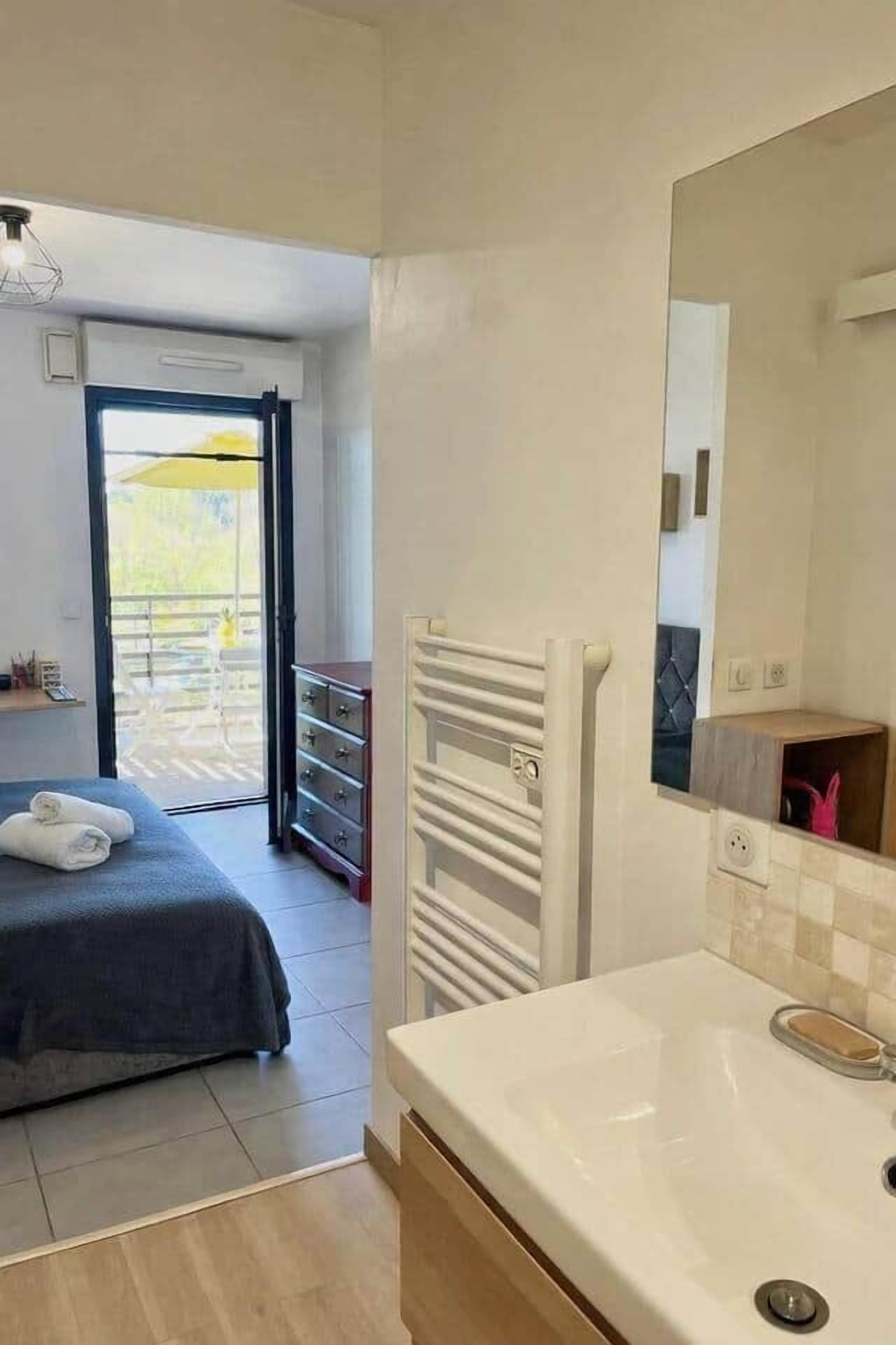 1 chambre, bureau, fer et planche à repasser, Wi-Fi gratuit