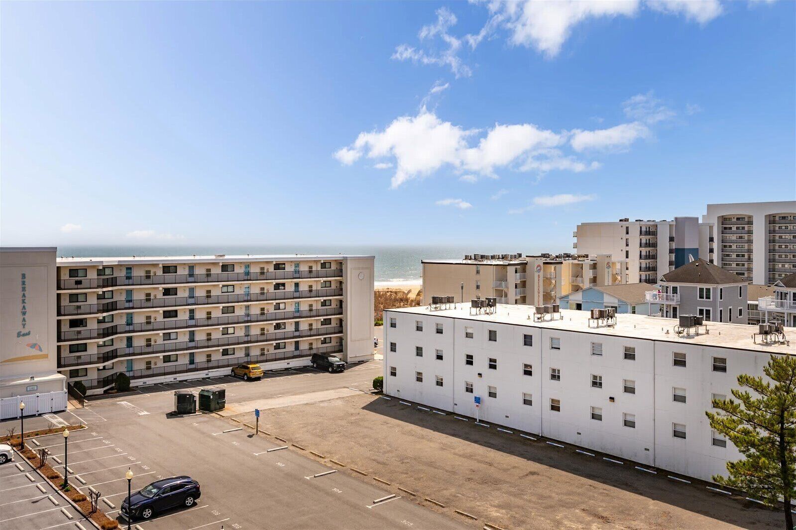 Un hôtel à plusieurs étages doté d’un parking sur le toit et offrant une vue sur la plage.