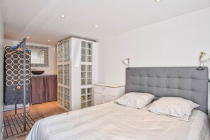 2 chambres, fer et planche à repasser, Wi-Fi, draps fournis