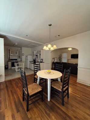 Dining - Lux Mins 2 LSU/Mississippi River/Our Lady of the Lakes Hospital (Baton Rouge)