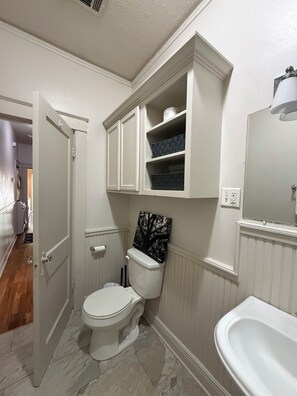 Bathroom - Lux Mins 2 LSU/Mississippi River/Our Lady of the Lakes Hospital (Baton Rouge)