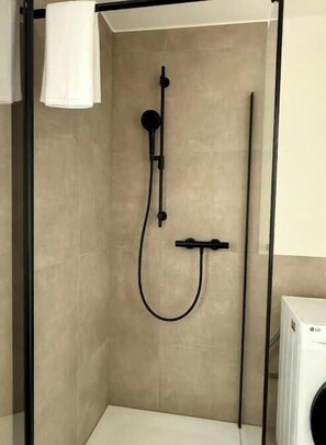 Dusche, Haartrockner, Handtücher, Seife