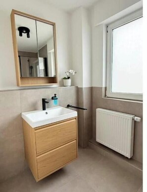 Shower, hair dryer, towels, soap - Modern feel-good apartment with balcony & parking space - quiet and central in Borken (Borken)