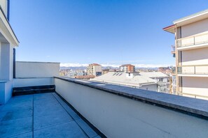 A rooftop terrace with a view of a cityscape and mountains in the distance. - A welcoming and functional studio, conveniently located in a area with excellent metro access, perfect for reaching the city center in just a few minutes and easily traveling to San Salvario. The location is also ideal for those needing to reach the Po R (Turin)