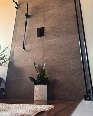 Shower, towels, soap, toilet paper - House Airy Luxury+WiFi+Amazing View At Alajuela CR (Provincia de Alajuela)