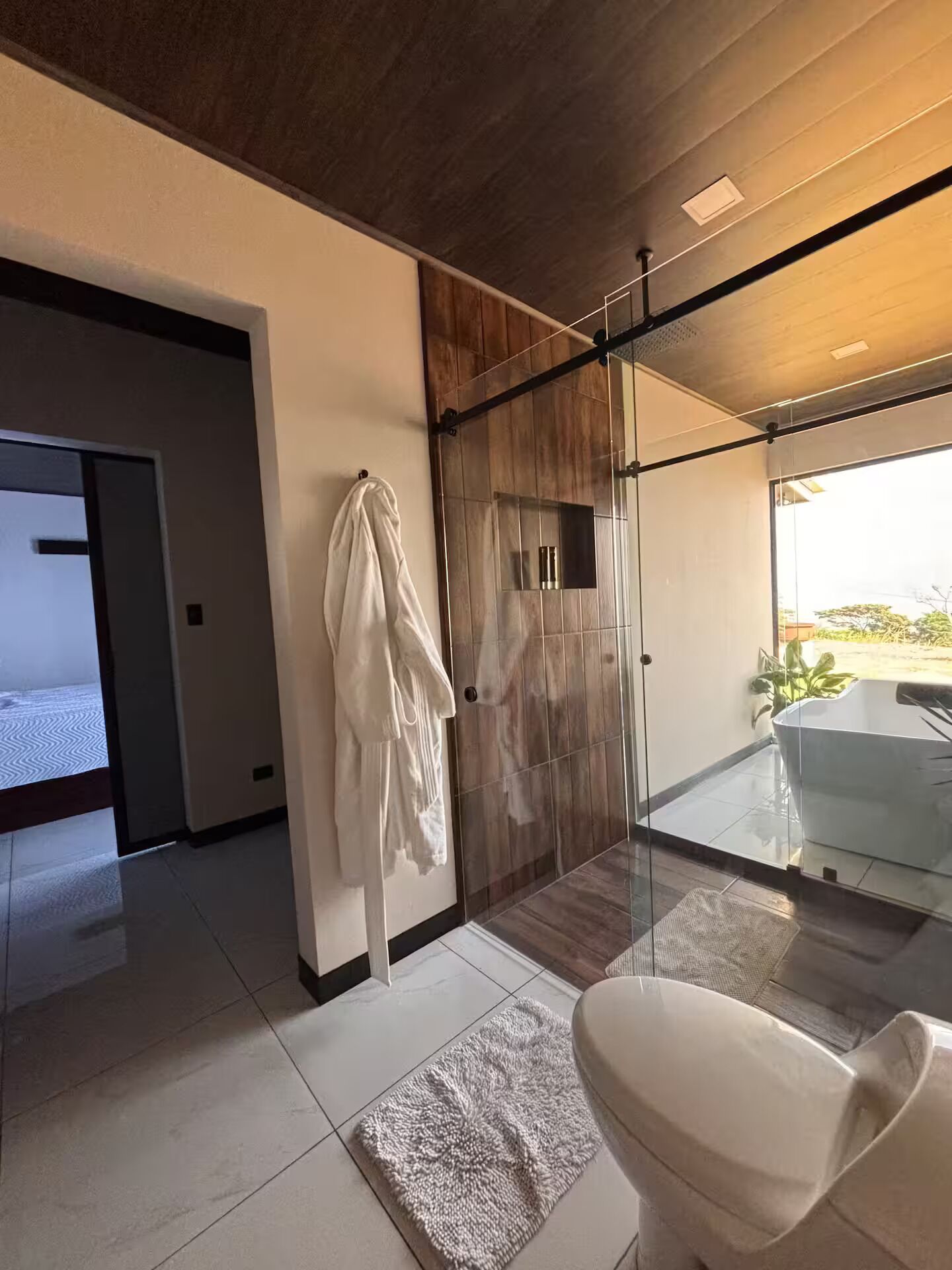 Een douche, handdoeken, zeep, toiletpapier