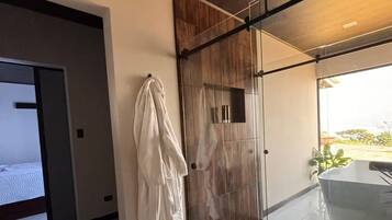 Een douche, handdoeken, zeep, toiletpapier