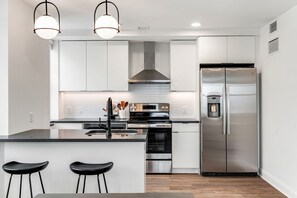 Microwave, oven, stovetop, dishwasher - 100% Luxury Prime Rittenhouse Apartment for Summer Rental (Philadelphia)