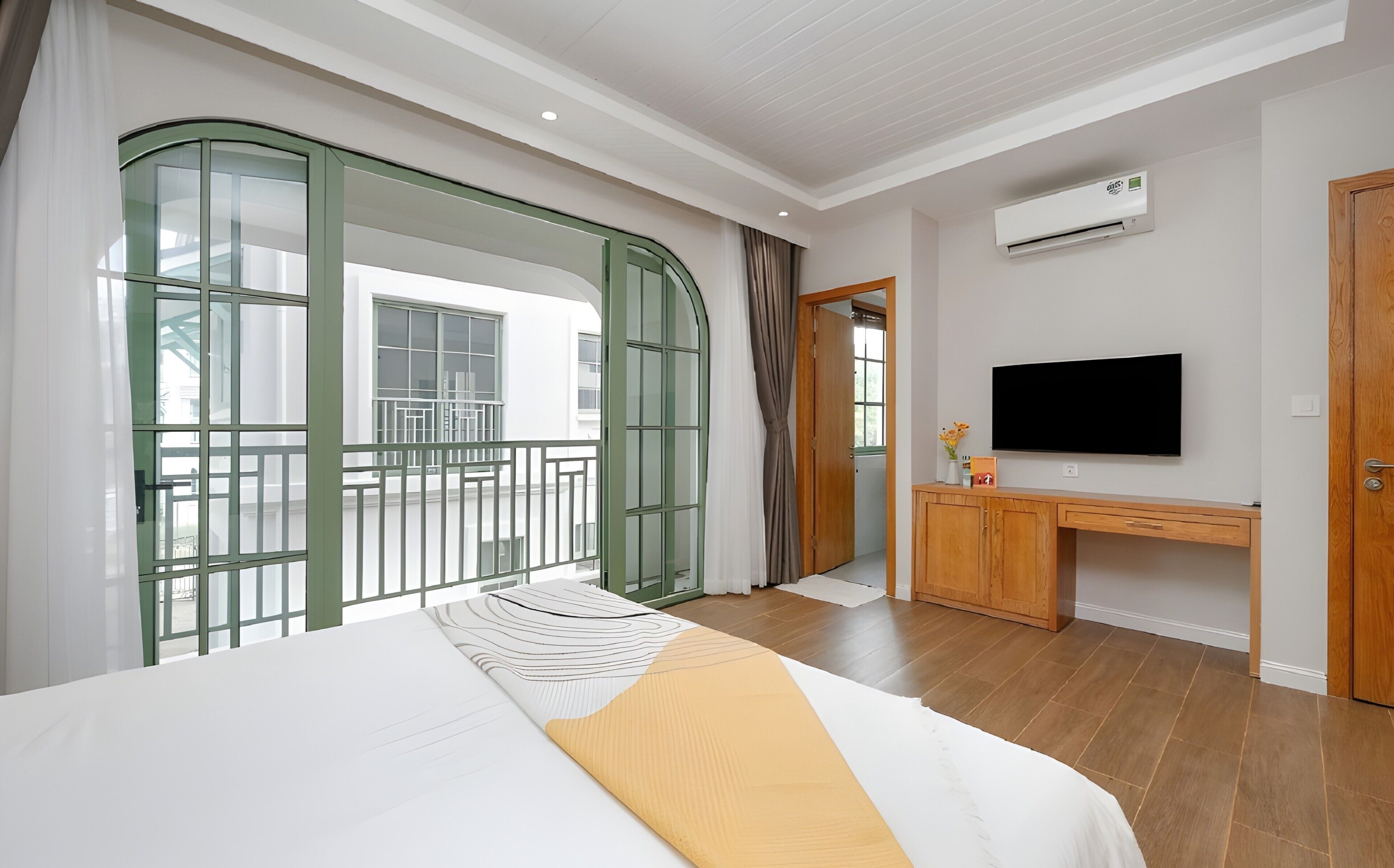 Luxury Villa, City View