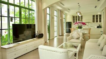 Deluxe Villa, City View | Living area