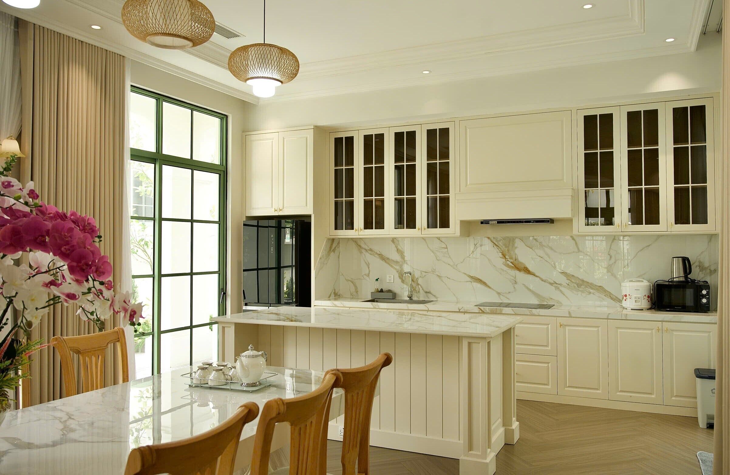 Deluxe Villa, City View | Private kitchen | Fridge, oven, stovetop, cookware/dishes/utensils
