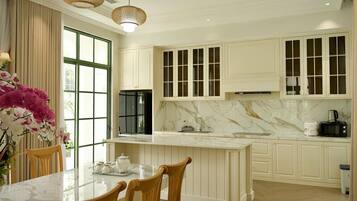 Deluxe Villa, City View | Private kitchen | Fridge, oven, stovetop, cookware/dishes/utensils
