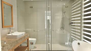 Deluxe Villa, City View | Bathroom | Hair dryer, slippers, towels, soap