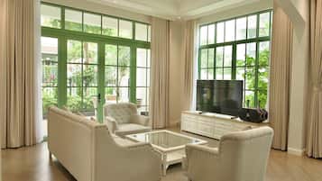 Deluxe Villa, City View | Living area