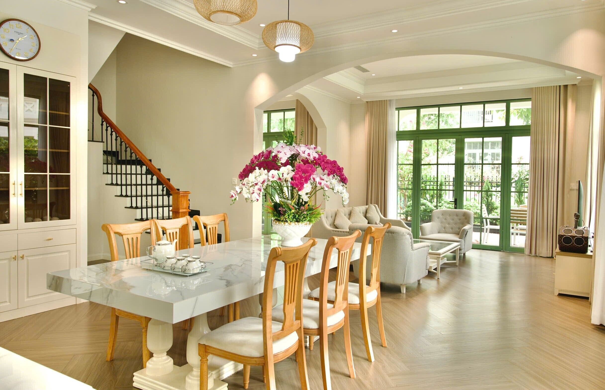 Deluxe Villa, City View | Dining