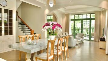 Deluxe Villa, City View | Dining